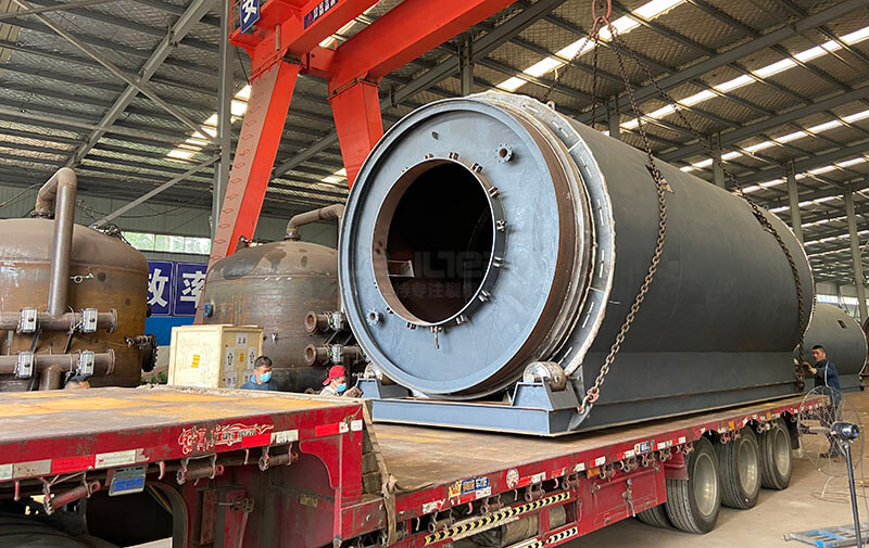 新疆劉總訂購(gòu)的6臺(tái)LES-2675輪胎煉油設(shè)備裝車發(fā)出01