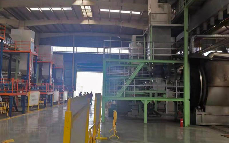 廢棄輪胎煉油現(xiàn)場(chǎng)