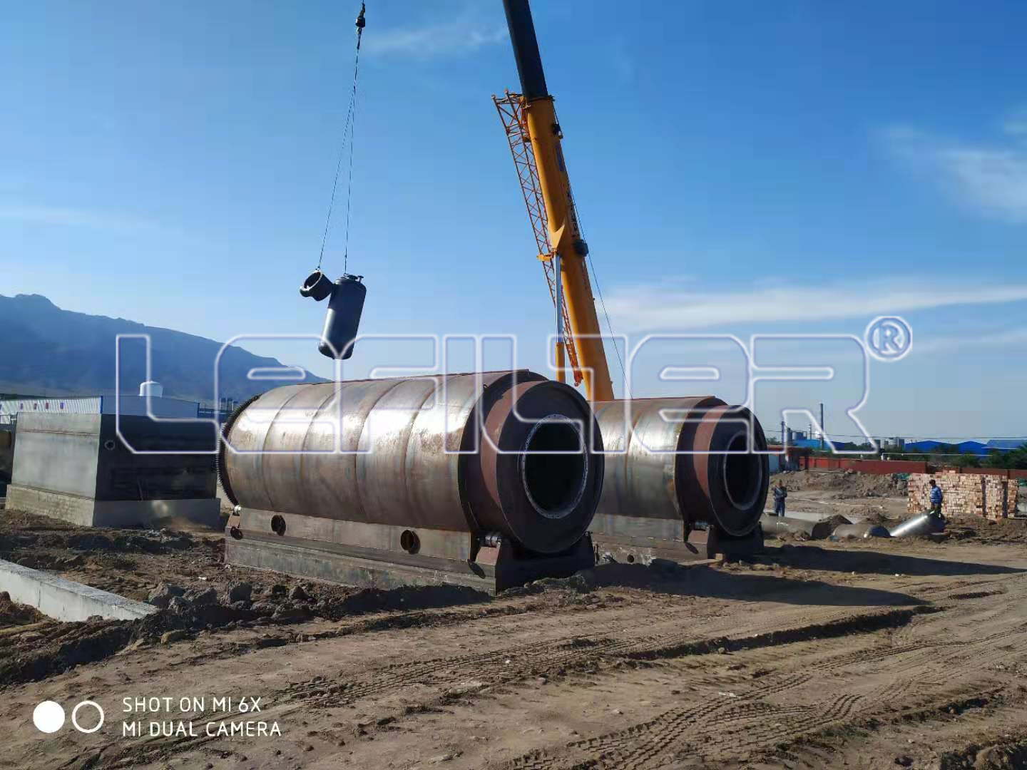 寧夏地區(qū)順利發(fā)貨4臺(tái)10噸廢輪胎煉油設(shè)備